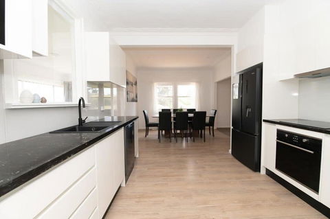 Canobolas Cottage, Amazing Farm Stay, 4 King Beds - Pubs and Clubs 3