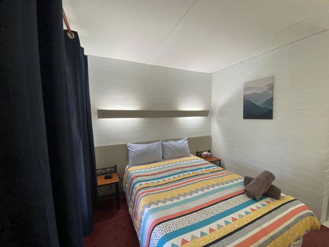 Capri Motel - Pubs and Clubs 4