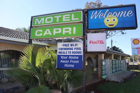 Capri Motel - Pubs and Clubs 1