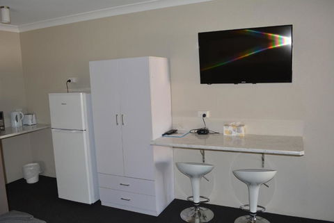 Carmila Sands Motel - Pubs and Clubs 4