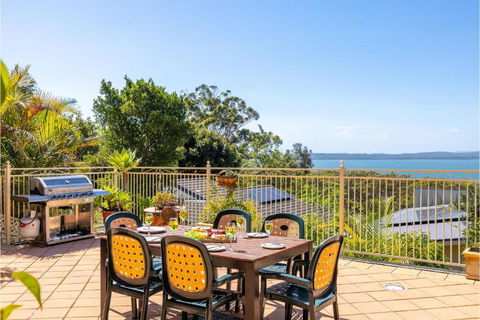 Casa Carinho, 24 Wallawa Rd - Spectacular Water Views, Pet Friendly, Air Con And Wi-Fi - Pubs and Clubs 0