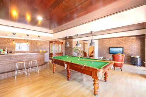 Casa Carinho, 24 Wallawa Rd - Spectacular Water Views, Pet Friendly, Air Con And Wi-Fi - Pubs and Clubs 3