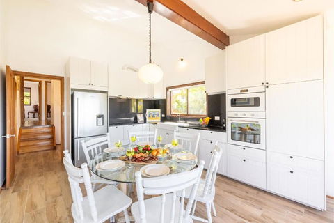 Casa Carinho, 24 Wallawa Rd - Spectacular Water Views, Pet Friendly, Air Con And Wi-Fi - Pubs and Clubs 4