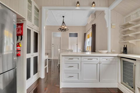 Cedar Street Lodge Upper 3BR2bath Pets - Pubs and Clubs 3