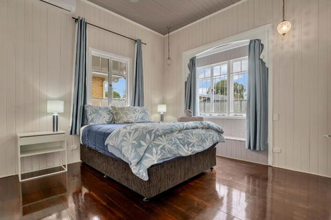 Cedar Street Lodge Upper 3BR2bath Pets - Pubs and Clubs 4