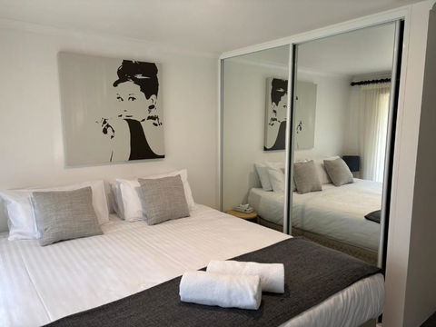 Cedarwood Apartments - Pubs and Clubs 1