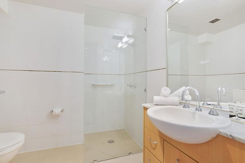 Central 1-Bedroom Apartment With City Views - Pubs and Clubs 4