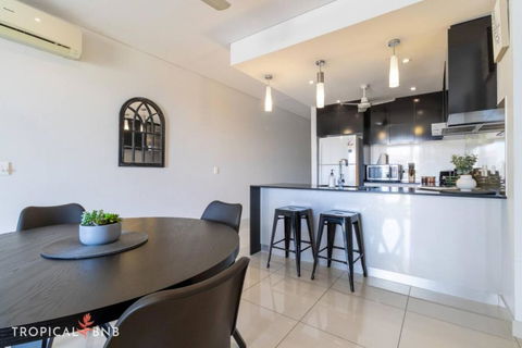 Central City 3 Bed Apt, Pool, 2 Free Secured Parks - Pubs and Clubs 4