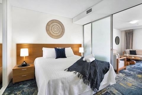 Central Haven Couples Retreat At Harbour Lights - Pubs and Clubs 2