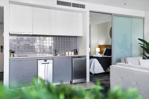 Central Haven Couples Retreat At Harbour Lights - Pubs and Clubs 3