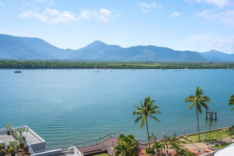 Central Haven Couples Retreat At Harbour Lights - Pubs and Clubs 1