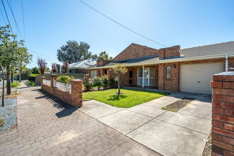 Charisma In Clarence - Pubs and Clubs 1