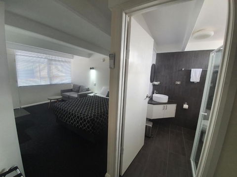 Charles Sturt Motor Inn - Pubs and Clubs 3