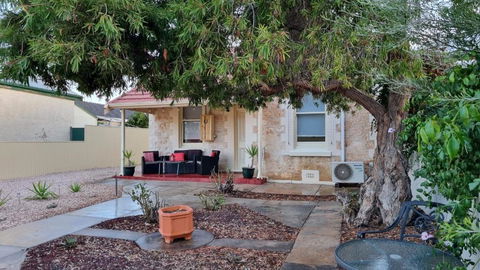 Charming 100 Yr Old Cottage In The Heart Of Moonta - Pubs and Clubs 0