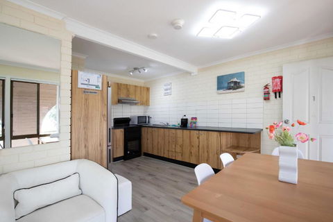 Charming 2-Bed Apartment With Bay Views - Pubs and Clubs 1