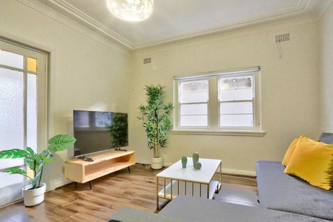 Charming 3 Bedroom On The Edge Of Downtown Glebe - Pubs and Clubs 0