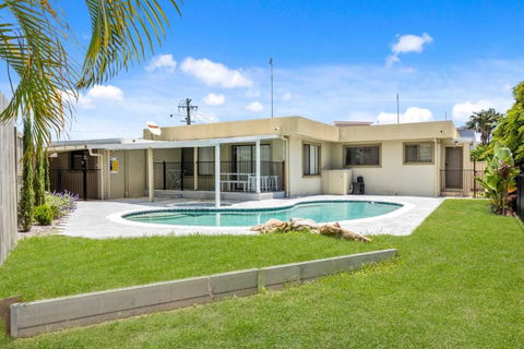 Charming Home Away From Home! - Pubs and Clubs 0