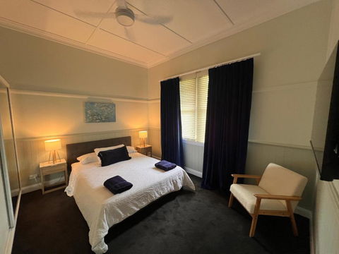 Charming Lismore Townhouse - Pubs and Clubs 1