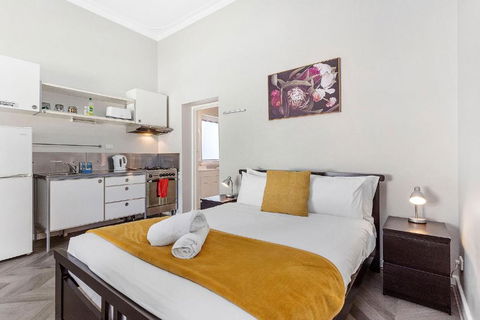 Central Fremantle Hideaway Studio - Pubs and Clubs 0