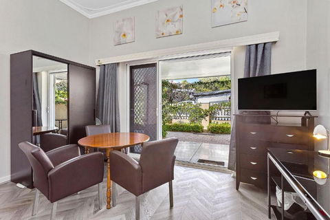 Central Fremantle Hideaway Studio - Pubs and Clubs 1