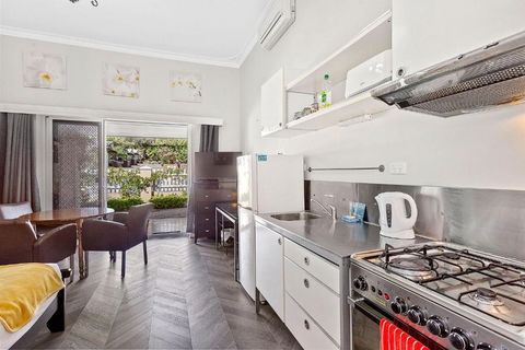 Central Fremantle Hideaway Studio - Pubs and Clubs 4