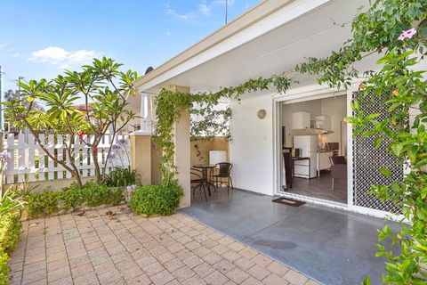 Central Fremantle Hideaway Studio - Pubs and Clubs 2