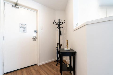 Central 2BR Stylish Apt Located In Greenway - Pubs and Clubs 3