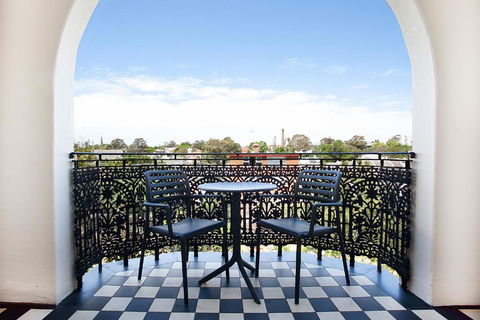 Charming Studio With Balcony In Inner-City Glebe - Pubs and Clubs 1