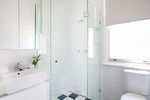 Charming Studio With Balcony In Inner-City Glebe - Pubs and Clubs 4