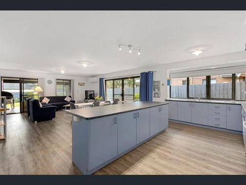 Cheerful 3 Bedroom House With Cozy Wood Fire. - Pubs and Clubs 0