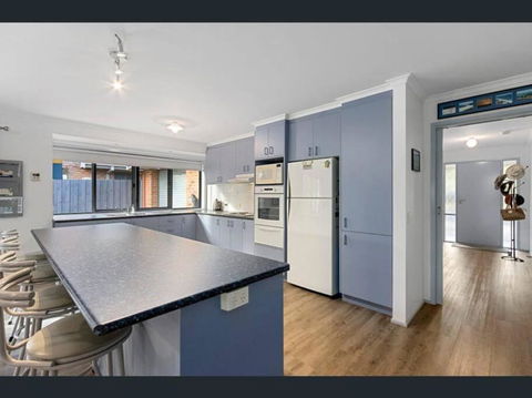 Cheerful 3 Bedroom House With Cozy Wood Fire. - Pubs and Clubs 2