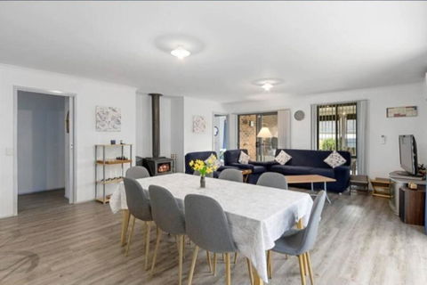 Cheerful 3 Bedroom House With Cozy Wood Fire. - Pubs and Clubs 1