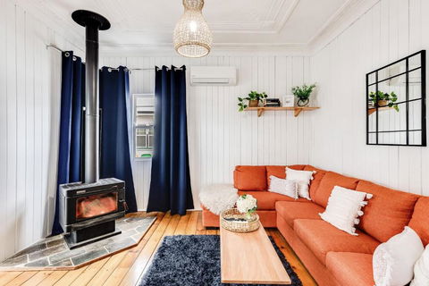 Cheerful, Cosy Cottage - Near Rose Garden! - Pubs and Clubs 0