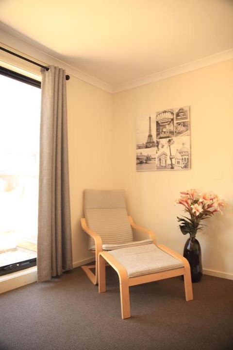 Cheerful Huge Home In Truganina - Pubs and Clubs 4