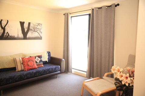 Cheerful Huge Home In Truganina - Pubs and Clubs 0