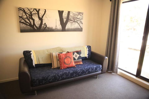 Cheerful Huge Home In Truganina - Pubs and Clubs 1