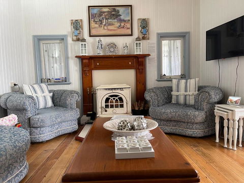 Cherry Blossom Cottage-with Country Charm And Spa - Pubs and Clubs 0