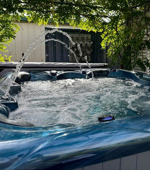 Cherry Blossom Cottage-with Country Charm And Spa - Pubs and Clubs 3