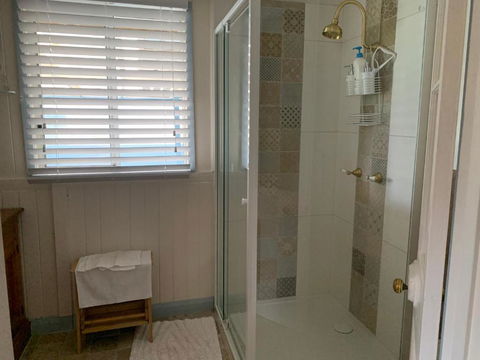 Cherry Blossom Cottage-with Country Charm And Spa - Pubs and Clubs 2