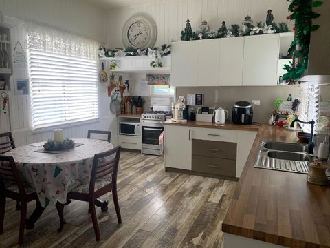 Cherry Blossom Cottage-with Country Charm And Spa - Pubs and Clubs 1