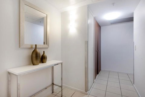 Chevron Renaissance - 2 Bedroom 1 Bathroom - LEVEL 24 OCEAN VIEWS - Self Contained & Privately Managed - Pubs and Clubs 1