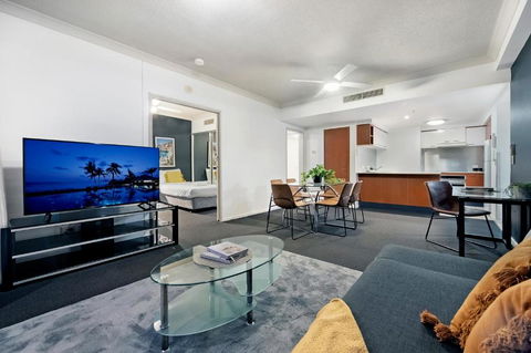 Chevron Renaissance - 2 Bedroom 1 Bathroom - LEVEL 24 OCEAN VIEWS - Self Contained & Privately Managed - Pubs and Clubs 3