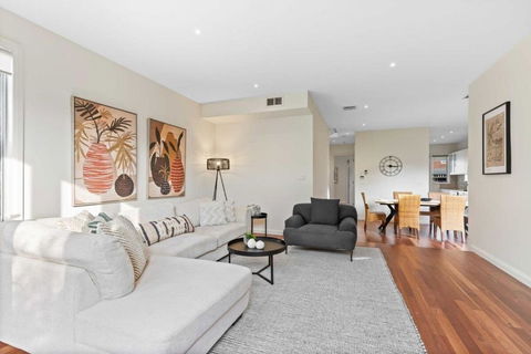 Chic 2-Bed Home By Bustling Shops - Pubs and Clubs 4