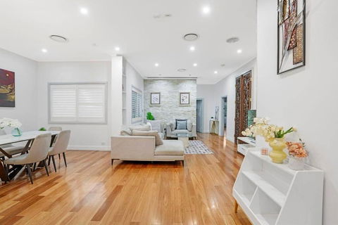 Chic 4 Bedroom House Five Dock - Pubs and Clubs 3