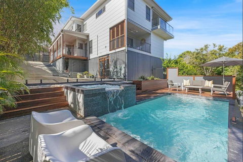 Chic Coastal Home On Orealla - Pubs and Clubs 0