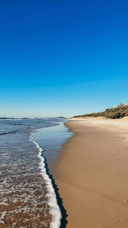 Chic Coastal Home On Orealla - Pubs and Clubs 1