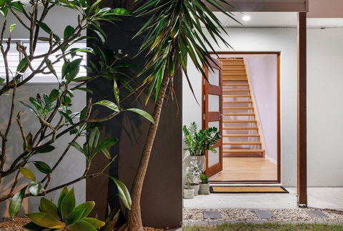 Chic Coastal Home On Orealla - Pubs and Clubs 2