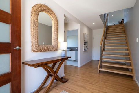 Chic Coastal Home On Orealla - Pubs and Clubs 3