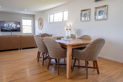 Chic Coastal Home On Orealla - Pubs and Clubs 4