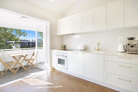 Chic Elwood Escape By Ready Set Stay - Pubs and Clubs 1